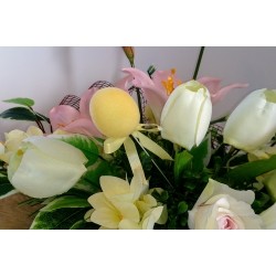 Stroik wiosenny na cmentarz tulipany lilie różowe /520