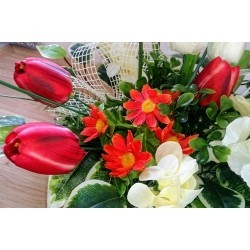 Stroik wiosenny Wielkanoc - tulipany pisanka, borówki. 