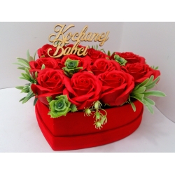 Róże czerwone, mydlane, pachnące w welurowym sercu pudełku flower box/176